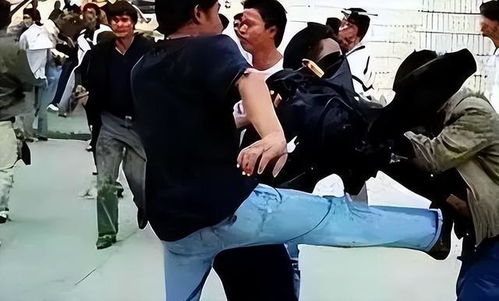 (男子持棍棒殴打女子致死)男孩遭多名持棍围殴，警方通报受害情况引发社会关注